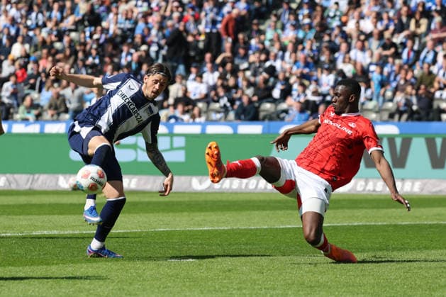BERLIN, DEUTSCHLAND - APRIL 11: Dawid Kownacki (Hertha, 9) shoots at the goal against Maxwell Gyamfi (Kaiserslautern, 4), during the match in the 2. German Bundesliga: Hertha BSC - 1. FC Kaiserslautern at Olympiastadion on matchday 29 on April 11, 2026 in Berlin, Deutschland. DFB regulations prohibit any use of photographs as image sequences and or quasi video. Berlin Deutschland Copyright: xO.Frankex