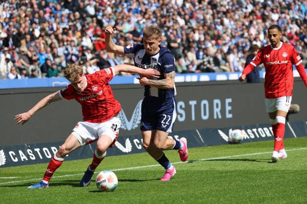 BERLIN, DEUTSCHLAND - APRIL 11: Mika Haas (Kaiserslautern, 22) in the duel for the ball with Marten Winkler (Hertha, 22), during the match in the 2. German Bundesliga: Hertha BSC - 1. FC Kaiserslautern at Olympiastadion on matchday 29 on April 11, 2026 in Berlin, Deutschland. DFB regulations prohibit any use of photographs as image sequences and or quasi video. Berlin Deutschland Copyright: xO.Frankex