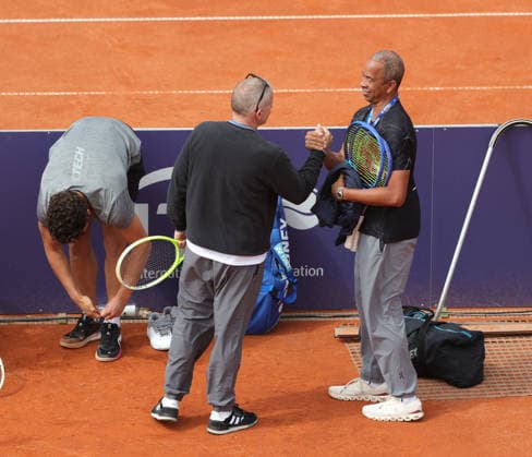 11.04.2026, BMW Open 2026, ATP, Tennis Herren Tour 500, MTTC Iphitos, Muenchen, Tennis, im Bild: Ben Shelton (USA), Bryan Shelton (USA) gruesst Struff Trainer