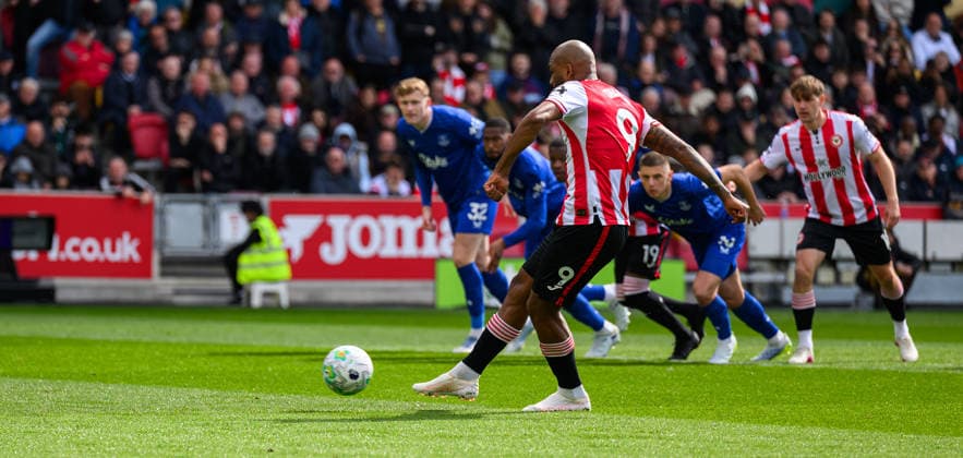Brentford v Everton Premier League Igor Thiago of Brentford scores his first goal from the penalty spot against Everton during the Premier League match at the Gtech Community Stadium, Brentford 11 04 2026 UK Newspapers OUT Copyright: xGraemexWilcocksonx FIL-23267-0064