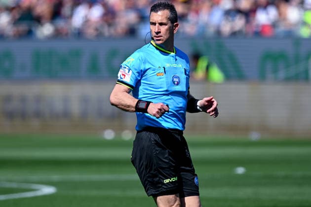 Referee Daniele Doveri during the Serie A soccer match between Cagliari Calcio and US Cremonese at the Unipol Domus in Cagliari, Sardinia - Saturday 11st April 2026. - Soccer  Copyright: xGianlucaxZuddas LaPressex