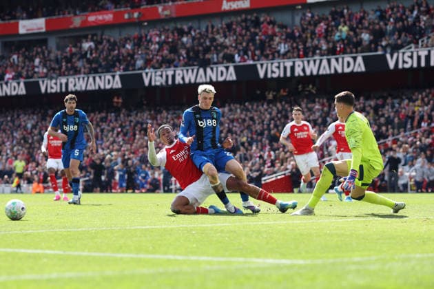 Arsenal v Bournemouth 11 April 2026, London - Premier League Football - Arsenal v AFC Bournemouth - Gabriel of Arsenal fails to reach the ball before Alex Jimenez of Bournemouth - Photo: Charlotte Wilson Offside. London UK Copyright: xCharlottexWilsonx xOffsidexOffside