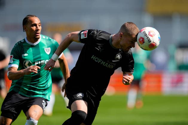 April 11, 2026, Muenster, Germany: SpVgg Greuther Fuerth defender JAN ELVEDI (15) heads the ball away from SC Preussen Muenster forward ETIENNE AMENYIDO (30) during the match between SC Pruessen Muenster and SpVgg Greuther Fuerth in the 2. Bundesliga on April 11, 2026, in Muenster, Germany...DFL REGULATIONS PROHIBIT ANY USE OF PHOTOGRAPHS AS IMAGE SEQUENCES AND OR QUASI-VIDEO Muenster Germany - ZUMAc201 20260411_zap_c201_024 Copyright: xScottxColemanx