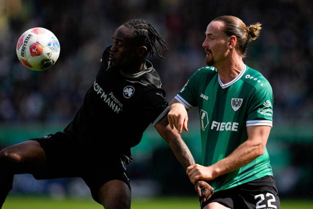 April 11, 2026, Muenster, Germany: SpVgg Greuther Fuerth forward NOEL FUTKEU (9) against SC Preussen Muenster midfielder JANNIS HEUER (22) during the match between SC Pruessen Muenster and SpVgg Greuther Fuerth in the 2. Bundesliga on April 11, 2026, in Muenster, Germany...DFL REGULATIONS PROHIBIT ANY USE OF PHOTOGRAPHS AS IMAGE SEQUENCES AND OR QUASI-VIDEO Soccer 2026: Pruessen Muenster 0:0 SpVgg Greuther Fuerth  - ZUMAc201 20260411_zap_c201_036 Copyright: xScottxColemanx