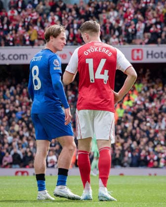 LONDON, ENGLAND - APRIL 11: Alex Scott of Bournemouth and Viktor Gyokeres of Arsenal during the Premier League match between Arsenal and Bournemouth at Emirates Stadium on April 11, 2026 in London, England.  Copyright: xPedroxPorru MBxMediax