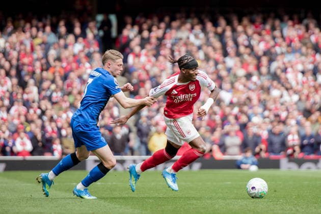 LONDON, ENGLAND - APRIL 11: Adrien Truffert of Bournemouth and Noni Madueke of Arsenal in action during the Premier League match between Arsenal and Bournemouth at Emirates Stadium on April 11, 2026 in London, England.  Copyright: xPedroxPorru MBxMediax