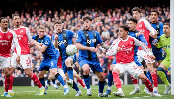 LONDON, ENGLAND - APRIL 11: Marcos Senesi of Bournemouth in action during the Premier League match between Arsenal and Bournemouth at Emirates Stadium on April 11, 2026 in London, England.  Copyright: xPedroxPorru MBxMediax