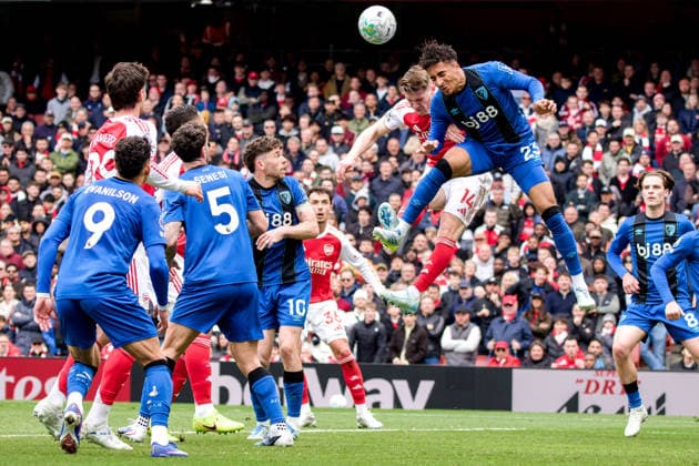 LONDON, ENGLAND - APRIL 11: James Hill of Bournemouth and Viktor Gyokeres of Arsenal in action during the Premier League match between Arsenal and Bournemouth at Emirates Stadium on April 11, 2026 in London, England.  Copyright: xPedroxPorru MBxMediax