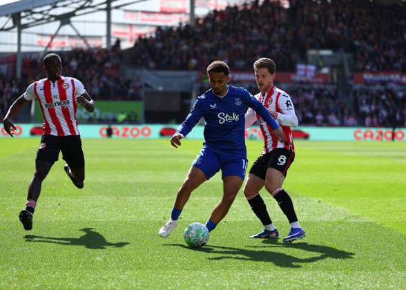 11th April 2026; Gtech Community Stadium, Brentford, London, England; Premier League Football, Brentford versus Everton; Iliman Ndiaye of Everton under pressure from Mathias Jensen and Dango Ouattara of Brentford JPxFletcher