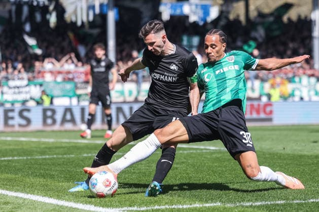 Fußball 2. Bundesliga 29. Spieltag SC Preußen Münster - SpVgg Greuther Fürth am 11.04.2026 im LVM-Preußenstadion in Münster Branimir Hrgota ( Fürth ), links - Etienne Amenyido ( Münster ), rechts DFL regulations prohibit any use of photographs as image sequences and or quasi-video.