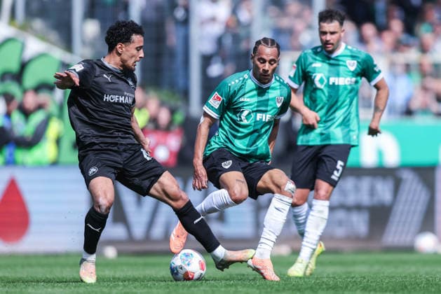 Fußball 2. Bundesliga 29. Spieltag SC Preußen Münster - SpVgg Greuther Fürth am 11.04.2026 im LVM-Preußenstadion in Münster Philipp Ziereis ( Fürth ), links - Etienne Amenyido ( Münster ), rechts DFL regulations prohibit any use of photographs as image sequences and or quasi-video.
