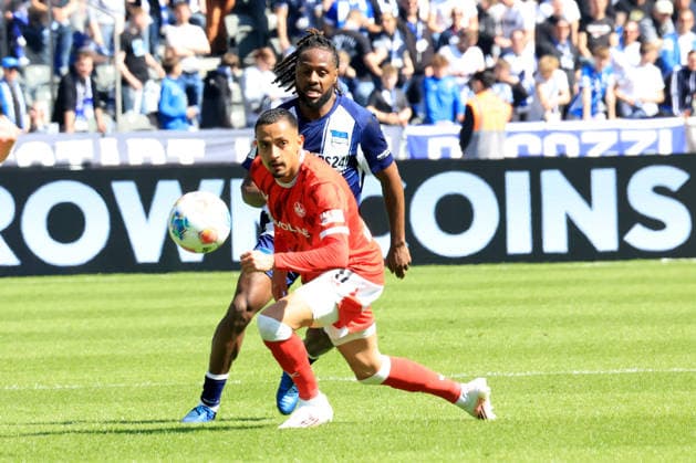 DEU, DFL, 2. FBL, Hertha BSC vs. 1.FC Kaiserslautern, 11.04.2026, Berliner Olympiastadion, Berlin, DEU, DFL, 2. FBL, Hertha BSC vs. 1.FC Kaiserslautern, im Bild Deyovaisio Zeefuik (Hertha BSC Berlin 42), Kenny Prince Redondo (1.FC Kaiserslautern 11) DFL - regulations prohibit any use of Photographs as image sequences and or quasi-video