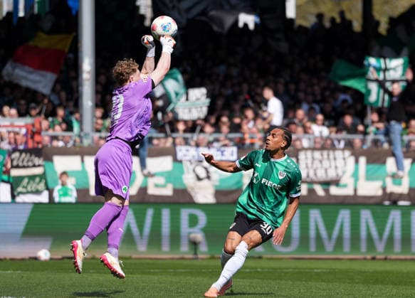 April 11, 2026, Muenster, Germany: SpVgg Greuther Fuerth goalkeeper SILAS JOEL PRUEFROCK (43) punches the ball away against SC Preussen Muenster forward ETIENNE AMENYIDO (30) during the match between SC Pruessen Muenster and SpVgg Greuther Fuerth in the 2. Bundesliga on April 11, 2026, in Muenster, Germany...DFL REGULATIONS PROHIBIT ANY USE OF PHOTOGRAPHS AS IMAGE SEQUENCES AND OR QUASI-VIDEO Muenster Germany - ZUMAc201 20260411_zap_c201_055 Copyright: xScottxColemanx