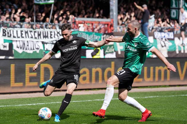 April 11, 2026, Muenster, Germany: SpVgg Greuther Fuerth forward BRANIMIR HRGOTA (10) against SC Preussen Muenster midfielder RICO PREISSINGER (21) during the match between SC Pruessen Muenster and SpVgg Greuther Fuerth in the 2. Bundesliga on April 11, 2026, in Muenster, Germany...DFL REGULATIONS PROHIBIT ANY USE OF PHOTOGRAPHS AS IMAGE SEQUENCES AND OR QUASI-VIDEO Muenster Germany - ZUMAc201 20260411_zap_c201_056 Copyright: xScottxColemanx