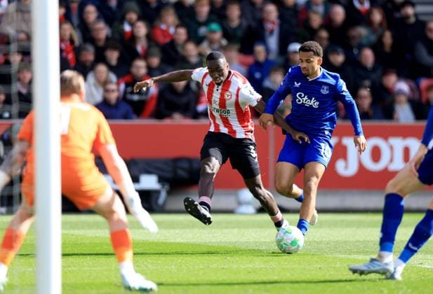 Michael Kayode of Brentford in action against Iliman Ndiaye of Everton Brentford v Everton, Premier League, Football, Gtech Community Stadium, London, UK - 11 Apr 2026London Gtech Community Stadium United Kingdom EDITORIAL USE ONLY No use with unauthorised audio, video, data, fixture lists, club league logos or live services. Online in-match use limited to 120 images, no video emulation. No use in betting, games or single club league player publications. Copyright: xGeorgexTewkesbury Shutterstockx 16823546bb