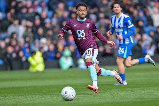 11th April 2026; Turf Moor, Burnley, Lancashire, England; Premier League Football, Burnley versus Brighton and Hove Albion; Marcus Edwards of Burnley runs with the ball LeexDurkin