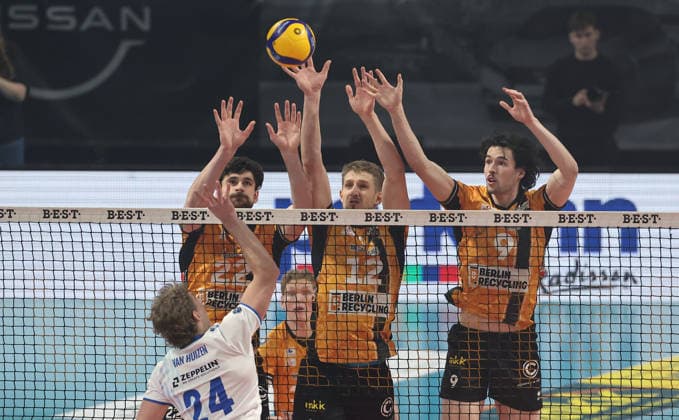 Jonas van Huizen im Angriff, Jake Hanes, Florian Krage Brewitz, Nolan Flexen im Block Zweikampf Spielszene Aktion Volleyball Bundesliga Herren Play Off Halbfinale 1.Spiel Spieltag Saison 2025 2026 11.04.2026 BR Volleys Berlin BRV vs VfB Friedrichshafen