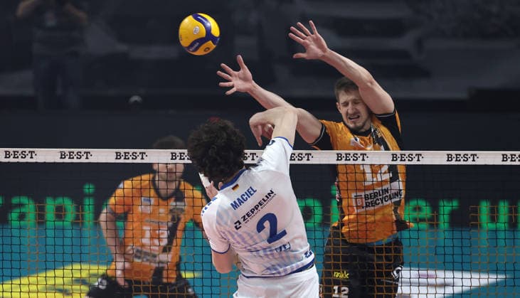 Gustavo Maciel im Angriff, Florian Krage Brewitz Zweikampf Spielszene Aktion Volleyball Bundesliga Herren Play Off Halbfinale 1.Spiel Spieltag Saison 2025 2026 11.04.2026 BR Volleys Berlin BRV vs VfB Friedrichshafen