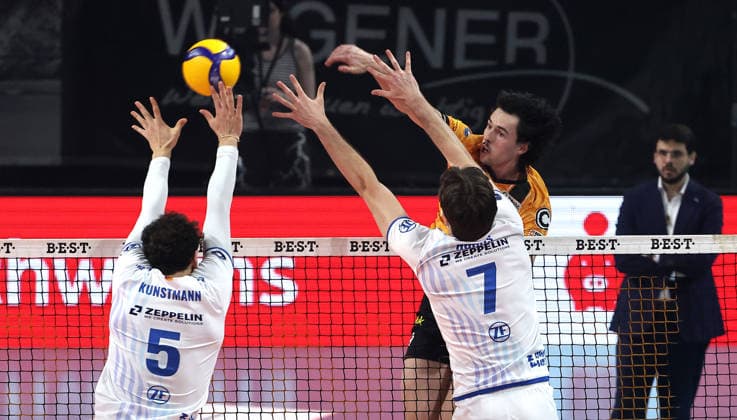 Nolan Flexen im Angriff, Louis Kunstmann, Kyle Hobus Zweikampf Spielszene Aktion Volleyball Bundesliga Herren Play Off Halbfinale 1.Spiel Spieltag Saison 2025 2026 11.04.2026 BR Volleys Berlin BRV vs VfB Friedrichshafen