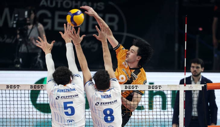 Nolan Flexen im Angriff, Louis Kunstmann, Aleksa Batak im Block Zweikampf Spielszene Aktion Volleyball Bundesliga Herren Play Off Halbfinale 1.Spiel Spieltag Saison 2025 2026 11.04.2026 BR Volleys Berlin BRV vs VfB Friedrichshafen