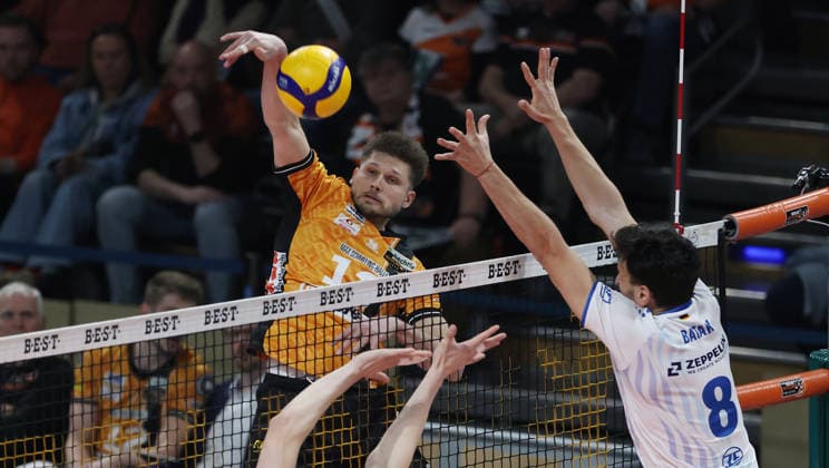 Ruben Schott im Angriff, Gustavo Maciel, Aleksa Batak im Block Zweikampf Spielszene Aktion Volleyball Bundesliga Herren Play Off Halbfinale 1.Spiel Spieltag Saison 2025 2026 11.04.2026 BR Volleys Berlin BRV vs VfB Friedrichshafen
