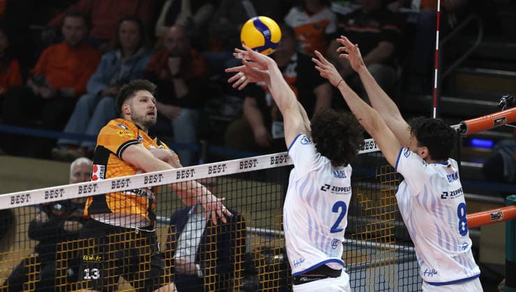 Ruben Schott im Angriff, Gustavo Maciel, Aleksa Batak im Block Zweikampf Spielszene Aktion Volleyball Bundesliga Herren Play Off Halbfinale 1.Spiel Spieltag Saison 2025 2026 11.04.2026 BR Volleys Berlin BRV vs VfB Friedrichshafen