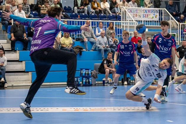 Fabian Wiederstein (SG BBM Bietigheim, 18) kommt zum Wurf gegen Louis Oberosler (TSV Bayer Dormagen, 01) . TSV Bayer Dormagen vs. SG BBM Bietigheim, Handball, 2. HBL, 27. Spieltag, Saison 2025 2026, 11.04.2026 TSV Bayer Dormagen vs. SG BBM Bietigheim, Handball, 2. HBL, 27. Spieltag, Saison 2025 2026, 11.04.2026 Dormagen Copyright: xEibner-Pressefoto ThomasxHaeslerx EP_THR