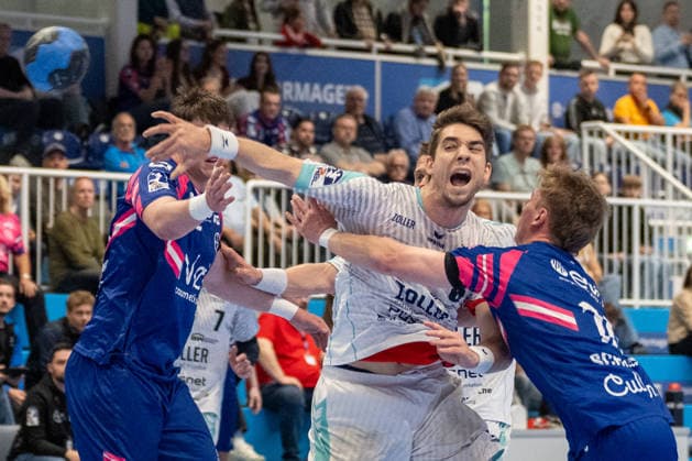 Zweikampf zwischen Nikola Vlahovic (SG BBM Bietigheim, 03) und Finn Schroven (TSV Bayer Dormagen, 19). TSV Bayer Dormagen vs. SG BBM Bietigheim, Handball, 2. HBL, 27. Spieltag, Saison 2025 2026, 11.04.2026 TSV Bayer Dormagen vs. SG BBM Bietigheim, Handball, 2. HBL, 27. Spieltag, Saison 2025 2026, 11.04.2026 Dormagen Copyright: xEibner-Pressefoto ThomasxHaeslerx EP_THR