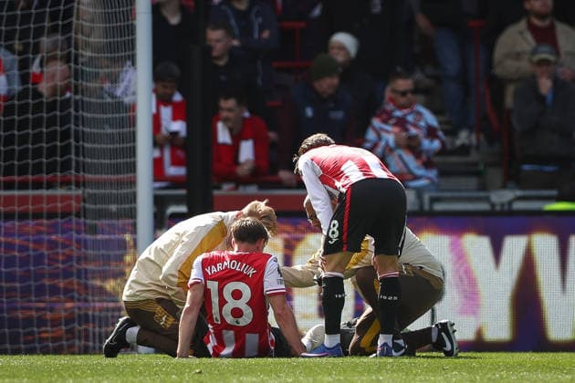 Brentford v Everton, Premier League Yehor Yarmoliuk of Brentford injured during the Brentford v Everton Premier League match at the Gtech Community Stadium, London, England on 11 April 2026 Credit: Ian Stephen Every Second Media Editorial use only. All images are copyright Every Second Media Limited. No images may be reproduced without prior permission. All rights reserved. Premier League and Football League images are subject to licensing agreements with Football DataCo Limited. see https: www.football-dataco.com Copyright: xIMAGO EveryxSecondxMediax ESM-1902-0038 IanxStephenx xEveryxSecondxMediax