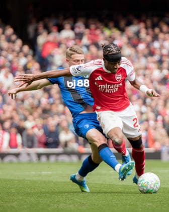 LONDON, ENGLAND - APRIL 11: Adrien Truffert of Bournemouth and Noni Madueke of Arsenal in action during the Premier League match between Arsenal and Bournemouth at Emirates Stadium on April 11, 2026 in London, England.  Copyright: xPedroxPorru MBxMediax