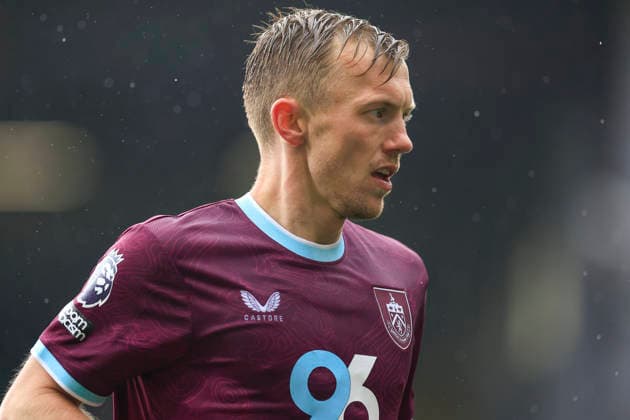 Burnley v Brighton and Hove Albion, Premier League James Ward-Prowse (20) of Burnley during the Premier League match between Burnley and Brighton and Hove Albion at Turf Moor, Burnley, UK on 11 April 2026. Burnley Turf Moor Lancashire UK Editorial use only DataCo restrictions apply See www.football-dataco.com , Copyright: xConorxMolloyx PSI-24053-0078