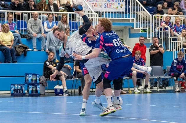 Zweikampf zwischen Florian Boehnert (TSV Bayer Dormagen, 09), Dominik Claus (SG BBM Bietigheim, 07) und Julius Hein (TSV Bayer Dormagen, 66) . TSV Bayer Dormagen vs. SG BBM Bietigheim, Handball, 2. HBL, 27. Spieltag, Saison 2025 2026, 11.04.2026 TSV Bayer Dormagen vs. SG BBM Bietigheim, Handball, 2. HBL, 27. Spieltag, Saison 2025 2026, 11.04.2026 Dormagen Copyright: xEibner-Pressefoto ThomasxHaeslerx EP_THR