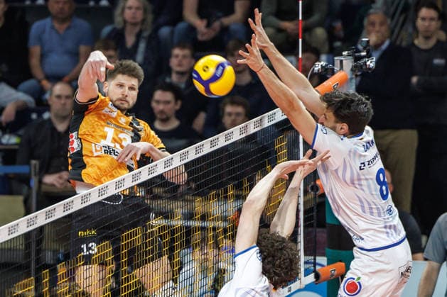 11.04.26, Berlin, Volleyball: 1.Bundesliga, Maenner, Finale, 1. Spieltag, BR Volleys - VFB Friedrichshafen, Max-Schmeling-Halle. Ruben Schott (BR Volleys) spielt den Ball ueber das Netz. BR Volleys - VFB Friedrichshafen