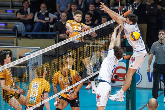 11.04.26, Berlin, Volleyball: 1.Bundesliga, Maenner, Finale, 1. Spieltag, BR Volleys - VFB Friedrichshafen, Max-Schmeling-Halle. Ruben Schott (BR Volleys) spielt den Ball ueber das Netz. BR Volleys - VFB Friedrichshafen