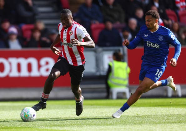 Brentford v Everton, English Premier League, Gtech Community Stadium, The Gtech Community Stadium, London, UK - 11 04 2026 Michael Kayode of Brentford powers past Iliman Ndiaye of Everton during the Premier League game at the Gtech Community Stadium London The Gtech Community Stadium London GBR, UK NEWSPAPERS OUT Copyright: xMarkxGreenwoodx