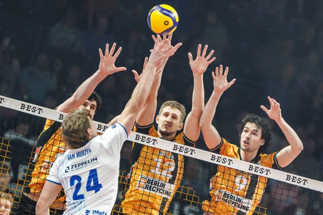 11.04.26, Berlin, Volleyball: 1.Bundesliga, Maenner, Finale, 1. Spieltag, BR Volleys - VFB Friedrichshafen, Max-Schmeling-Halle. Jonas Van Huizen spielt den Ball gegen den Block von Nolan Flexen (BR Volleys), Florian Krage-Brewitz (BR Volleys) und Jake Hanes (BR Volleys). BR Volleys - VFB Friedrichshafen