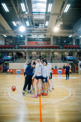 BB-1BL Damen Syntainics MBC Lions - BC Pharmaserv Marburg GISA Lions MBC betreten die Halle waehrend der Saison 2025-2026 im Halbfinale Playoff im Spiel 1 von 5 in der DBBL Toyota Bundesliga Syntainics MBC Lions und BC Pharmaserv Marburg in der SWH Arena am 11. April 2026 in Halle Saale, Sachsen Anhalt, Deutschland