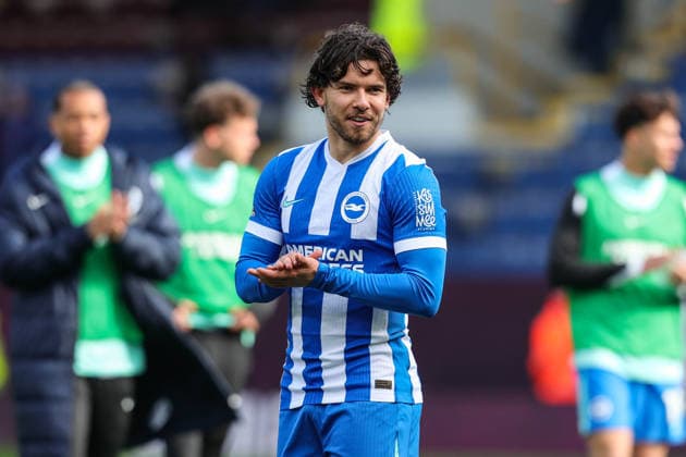 Burnley v Brighton & Hove Albion, Premier League Ferdi Kadioglu of Brighton & Hove Albion applauds the fans after the final whistle during the Burnley v Brighton & Hove Albion Premier League match at Turf Moor, Burnley, England on 11 April 2026 Credit: Richard Bierton Every Second Media Editorial use only. All images are copyright Every Second Media Limited. No images may be reproduced without prior permission. All rights reserved. Premier League and Football League images are subject to licensing agreements with Football DataCo Limited. see https: www.football-dataco.com Copyright: xIMAGO EveryxSecondxMediax ESM-1901-0051 RichardxBiertonx xEveryxSecondxMediax