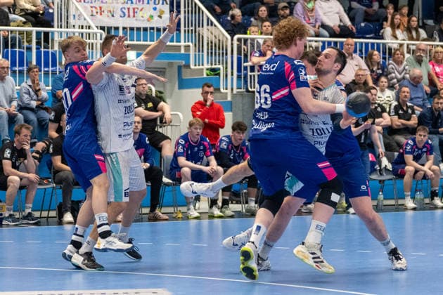 Zweikampf zwischen Julius Hein (TSV Bayer Dormagen, 66) und Dominik Claus (SG BBM Bietigheim, 07). TSV Bayer Dormagen vs. SG BBM Bietigheim, Handball, 2. HBL, 27. Spieltag, Saison 2025 2026, 11.04.2026 TSV Bayer Dormagen vs. SG BBM Bietigheim, Handball, 2. HBL, 27. Spieltag, Saison 2025 2026, 11.04.2026 Dormagen Copyright: xEibner-Pressefoto ThomasxHaeslerx EP_THR