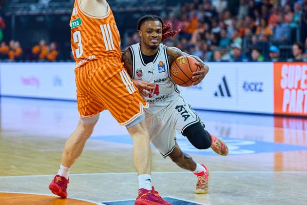Zweikampf, Duell zwischen Christian Sengfelder (ratiopharm ulm, 43) und Cobe Williams (BMA365 Bamberg Baskets, 24) GER, ratiopharm ulm vs. BMA365 Bamberg Baskets, Basketball, 29. Spieltag, EasyCredit BBL, Spielzeit 2025 2026, 11.04.2026 GER, ratiopharm ulm vs. BMA365 Bamberg Baskets, Basketball, 29. Spieltag, EasyCredit BBL, Spielzeit 2025 2026, 11.04.2026 Neu-Ulm Copyright: xEibner-Pressefoto GeraldxOelze-dexStoppanyx EP_ODS