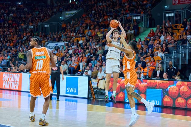 3er Wurf von Zachary Ensminger (BMA365 Bamberg Baskets, 01) gegen Nelson Weidemann (ratiopharm ulm, 00) GER, ratiopharm ulm vs. BMA365 Bamberg Baskets, Basketball, 29. Spieltag, EasyCredit BBL, Spielzeit 2025 2026, 11.04.2026 GER, ratiopharm ulm vs. BMA365 Bamberg Baskets, Basketball, 29. Spieltag, EasyCredit BBL, Spielzeit 2025 2026, 11.04.2026 Neu-Ulm Copyright: xEibner-Pressefoto GeraldxOelze-dexStoppanyx EP_ODS
