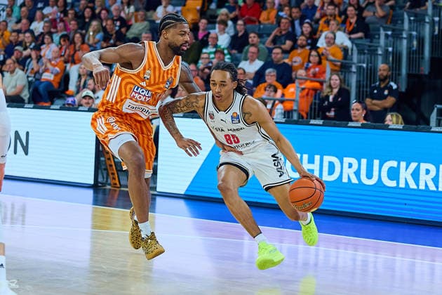 Zweikampf, Duell zwischen Malik Osborne (ratiopharm ulm, 10) und Austin Matthew Crowley (BMA365 Bamberg Baskets, 85) GER, ratiopharm ulm vs. BMA365 Bamberg Baskets, Basketball, 29. Spieltag, EasyCredit BBL, Spielzeit 2025 2026, 11.04.2026 GER, ratiopharm ulm vs. BMA365 Bamberg Baskets, Basketball, 29. Spieltag, EasyCredit BBL, Spielzeit 2025 2026, 11.04.2026 Neu-Ulm Copyright: xEibner-Pressefoto GeraldxOelze-dexStoppanyx EP_ODS