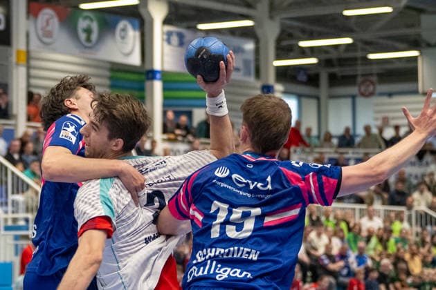 Zweikampf zwischen Krischa Leis (TSV Bayer Dormagen, 07) , Nikola Vlahovic (SG BBM Bietigheim, 03) und Finn Schroven (TSV Bayer Dormagen, 19). TSV Bayer Dormagen vs. SG BBM Bietigheim, Handball, 2. HBL, 27. Spieltag, Saison 2025 2026, 11.04.2026 TSV Bayer Dormagen vs. SG BBM Bietigheim, Handball, 2. HBL, 27. Spieltag, Saison 2025 2026, 11.04.2026 Dormagen Copyright: xEibner-Pressefoto ThomasxHaeslerx EP_THR