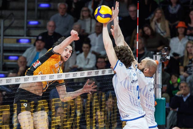 11.04.26, Berlin, Volleyball: 1.Bundesliga, Maenner, Finale, 1. Spieltag, BR Volleys - VFB Friedrichshafen, Max-Schmeling-Halle. Nolan Flexen (BR Volleys) spielt den Ball ueber das Netz. BR Volleys - VFB Friedrichshafen