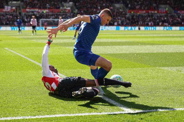 Brentford v Everton, Premier League Dango Ouattara of Brentford tackles Vitalii Mykolenko of Everton during the Brentford v Everton Premier League match at the Gtech Community Stadium, London, England on 11 April 2026 Credit: Ian Stephen Every Second Media Editorial use only. All images are copyright Every Second Media Limited. No images may be reproduced without prior permission. All rights reserved. Premier League and Football League images are subject to licensing agreements with Football DataCo Limited. see https: www.football-dataco.com Copyright: xIMAGO EveryxSecondxMediax ESM-1902-0040 IanxStephenx xEveryxSecondxMediax