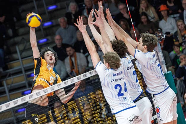 11.04.26, Berlin, Volleyball: 1.Bundesliga, Maenner, Finale, 1. Spieltag, BR Volleys - VFB Friedrichshafen, Max-Schmeling-Halle. Nolan Flexen (BR Volleys) spielt den Ball ueber das Netz. BR Volleys - VFB Friedrichshafen