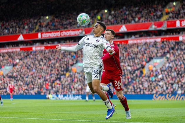 Football - FA Premier League - Liverpool FC v Fulham FC LIVERPOOL, ENGLAND - Saturday, April 11, 2026: Fulham s Josh King chests the ball down as Liverpool s Andy Robertson is closing in during the FA Premier League match between Liverpool FC and Fulham FC at Anfield. (Photo by David Rawcliffe Propaganda) LIVERPOOL Anfield MERSEYSIDE ENGLAND  Copyright: xDavidxRawcliffex P2026-04-11-Liverpool_Fulham-47