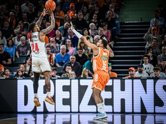 Neu Ulm, Deutschland, 11.04.26: Cobe Williams (BMA365 Bamberg Baskets) und Justin Simon (ratiopharm ulm) im Zweikampf waehrend des Basketball Bundesliga Spiels zwischen ratiopharm ulm vs Syntainics MBC in der ratiopharm Arena am 11. April 2026 in Neu Ulm, Deutschland. (Foto von Harry Langer DeFodi Images) ratiopharm Arena, Germany, 11.04.26: Cobe Williams (BMA365 Bamberg Baskets) und Justin Simon (ratiopharm ulm) battle for the ball during the Basketball Bundesliga match between ratiopharm ulm vs Syntainics MBC at Neu Ulm on April 11, 2026 in ratiopharm Arena, Germany. (Photo by Harry Langer DeFodi Images) (Photo by Harry Langer DeFodi Images) -