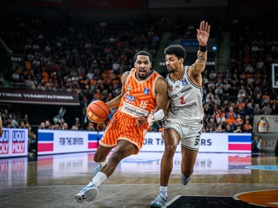 Neu Ulm, Deutschland, 11.04.26: Justin Simon (ratiopharm ulm) und Ibrahim Watson (BMA365 Bamberg Baskets) im Zweikampf waehrend des Basketball Bundesliga Spiels zwischen ratiopharm ulm vs Syntainics MBC in der ratiopharm Arena am 11. April 2026 in Neu Ulm, Deutschland. (Foto von Harry Langer DeFodi Images) ratiopharm Arena, Germany, 11.04.26: Justin Simon (ratiopharm ulm) und Ibrahim Watson (BMA365 Bamberg Baskets) battle for the ball during the Basketball Bundesliga match between ratiopharm ulm vs Syntainics MBC at Neu Ulm on April 11, 2026 in ratiopharm Arena, Germany. (Photo by Harry Langer DeFodi Images) (Photo by Harry Langer DeFodi Images) -