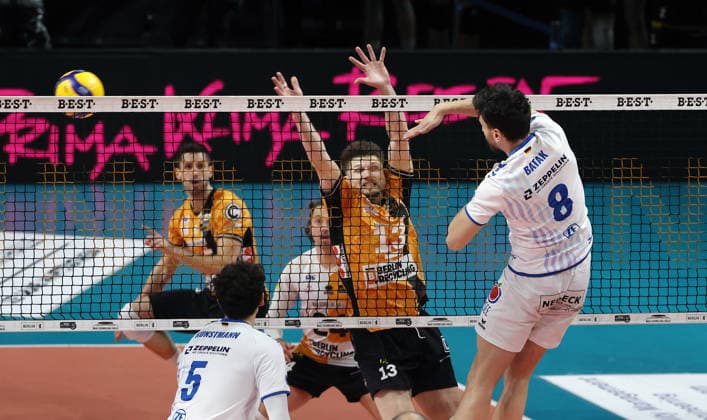 Aleksa Batak im Angriff, Ruben Schott im Block Zweikampf Spielszene Aktion Volleyball Bundesliga Herren Play Off Halbfinale 1.Spiel Spieltag Saison 2025 2026 11.04.2026 BR Volleys Berlin BRV vs VfB Friedrichshafen